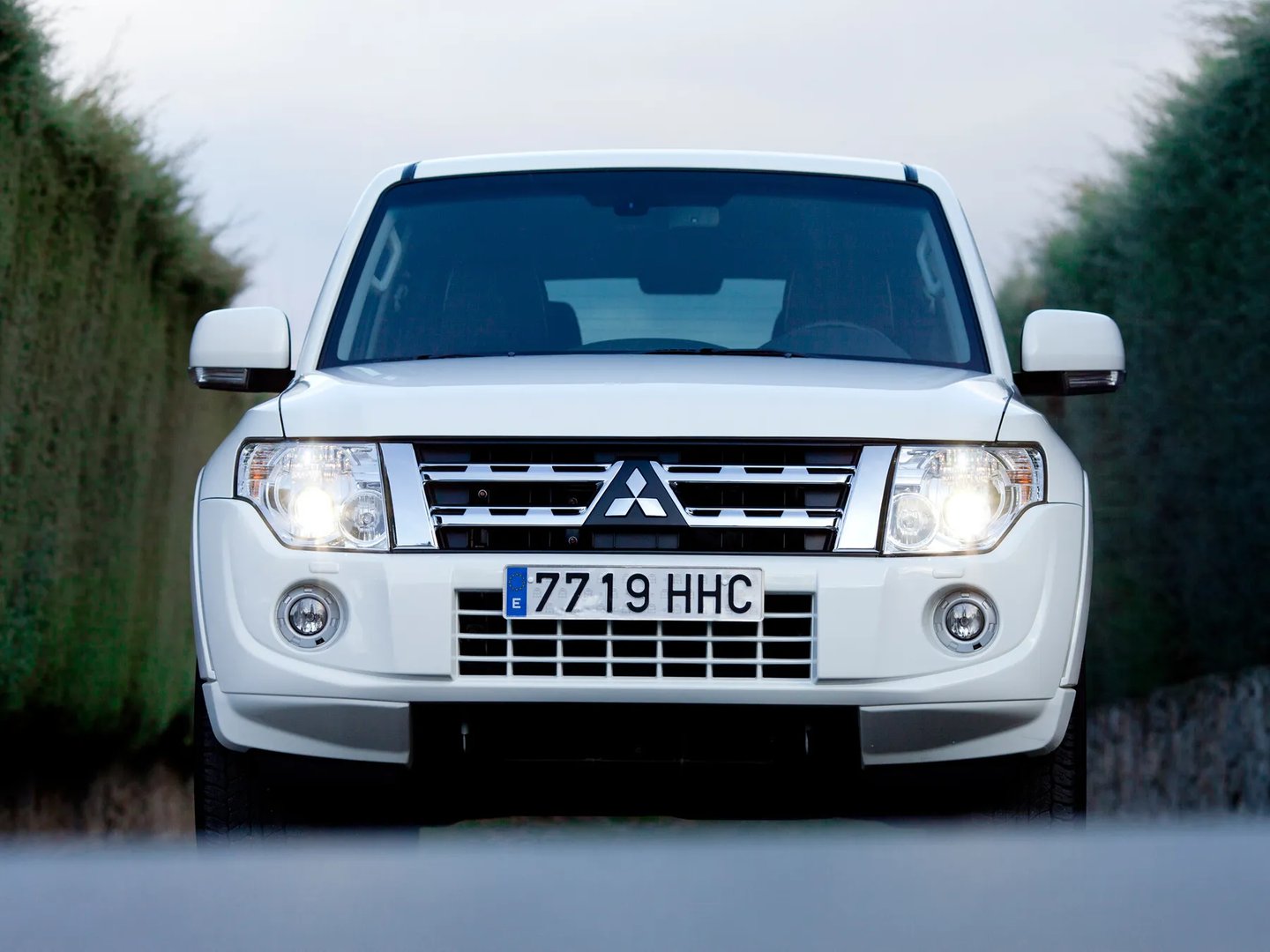 Mitsubishi_Montero_4_generation__SUV_5-doors__5.jpg