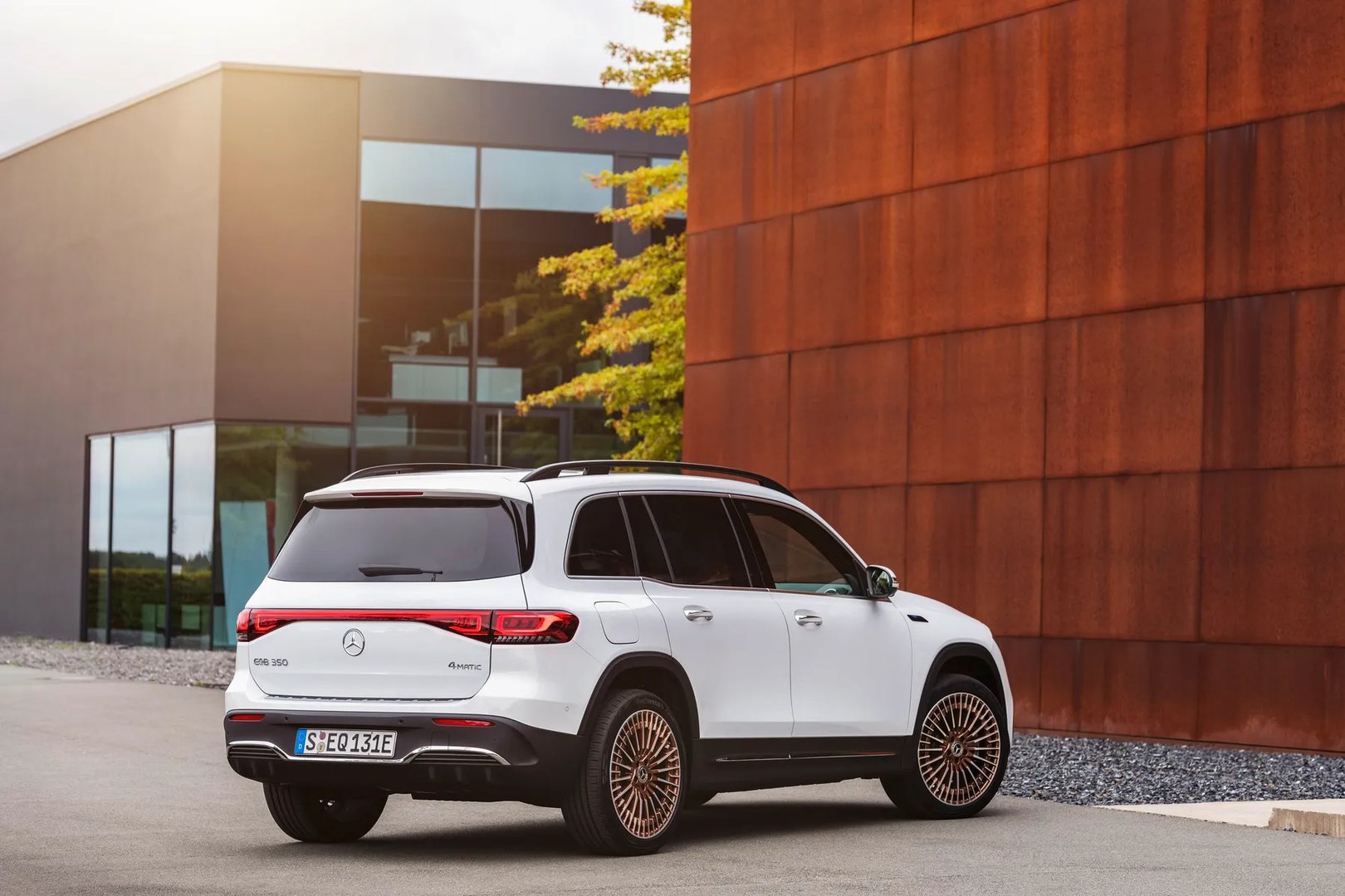 Mercedes_EQB_1_generation__SUV_5-doors__2.jpg