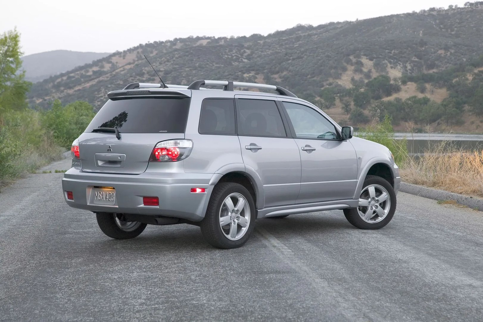 Mitsubishi_Outlander_1_generation__SUV_5-doors__9.jpg