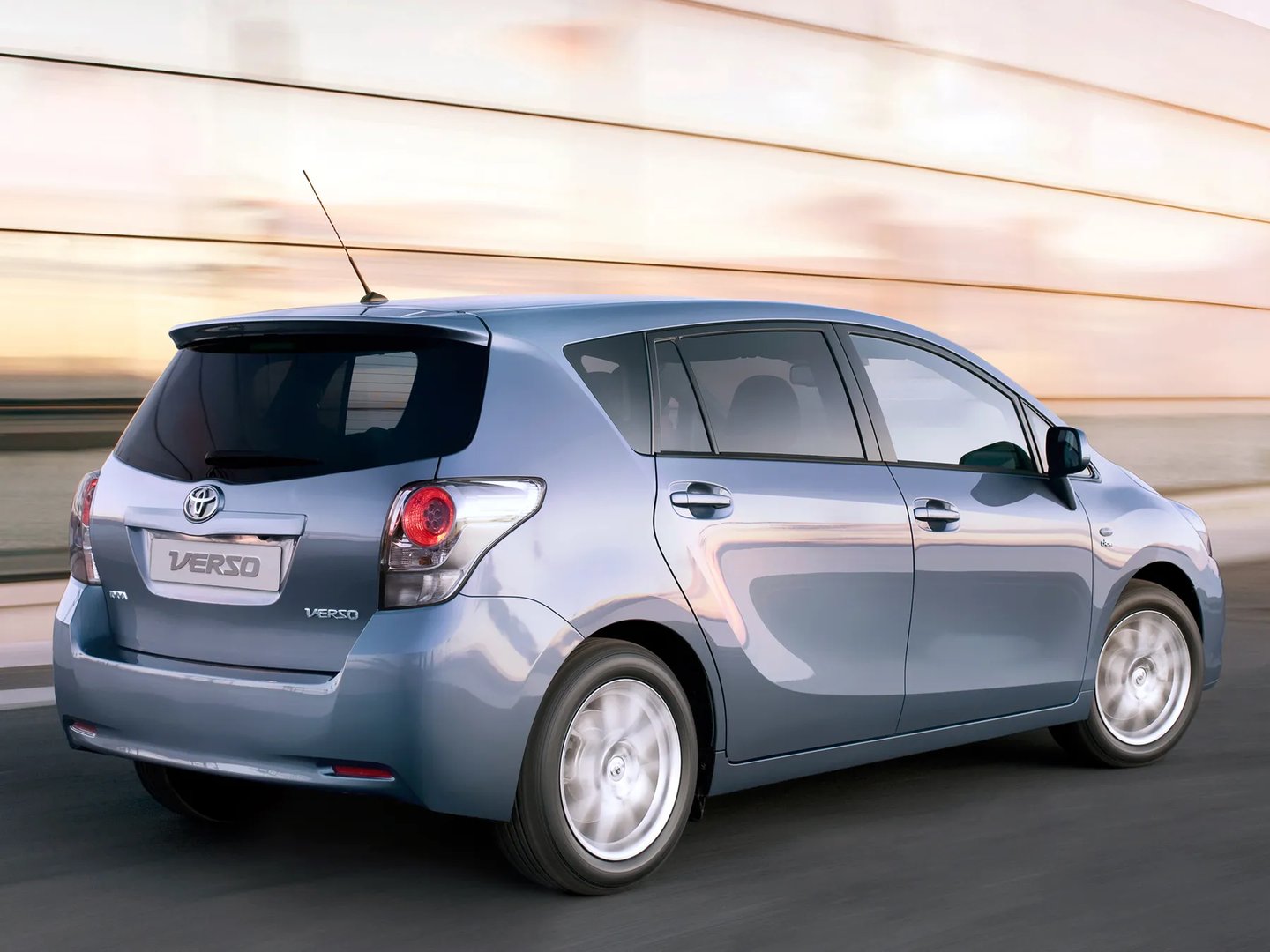 Toyota_Verso_1_generation__Compact_Van__2.jpg