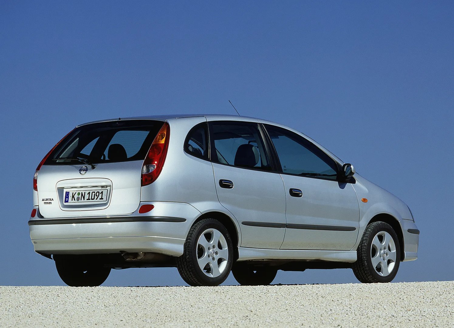 Nissan_Tino_1_generation__Compact_Van__1.jpg