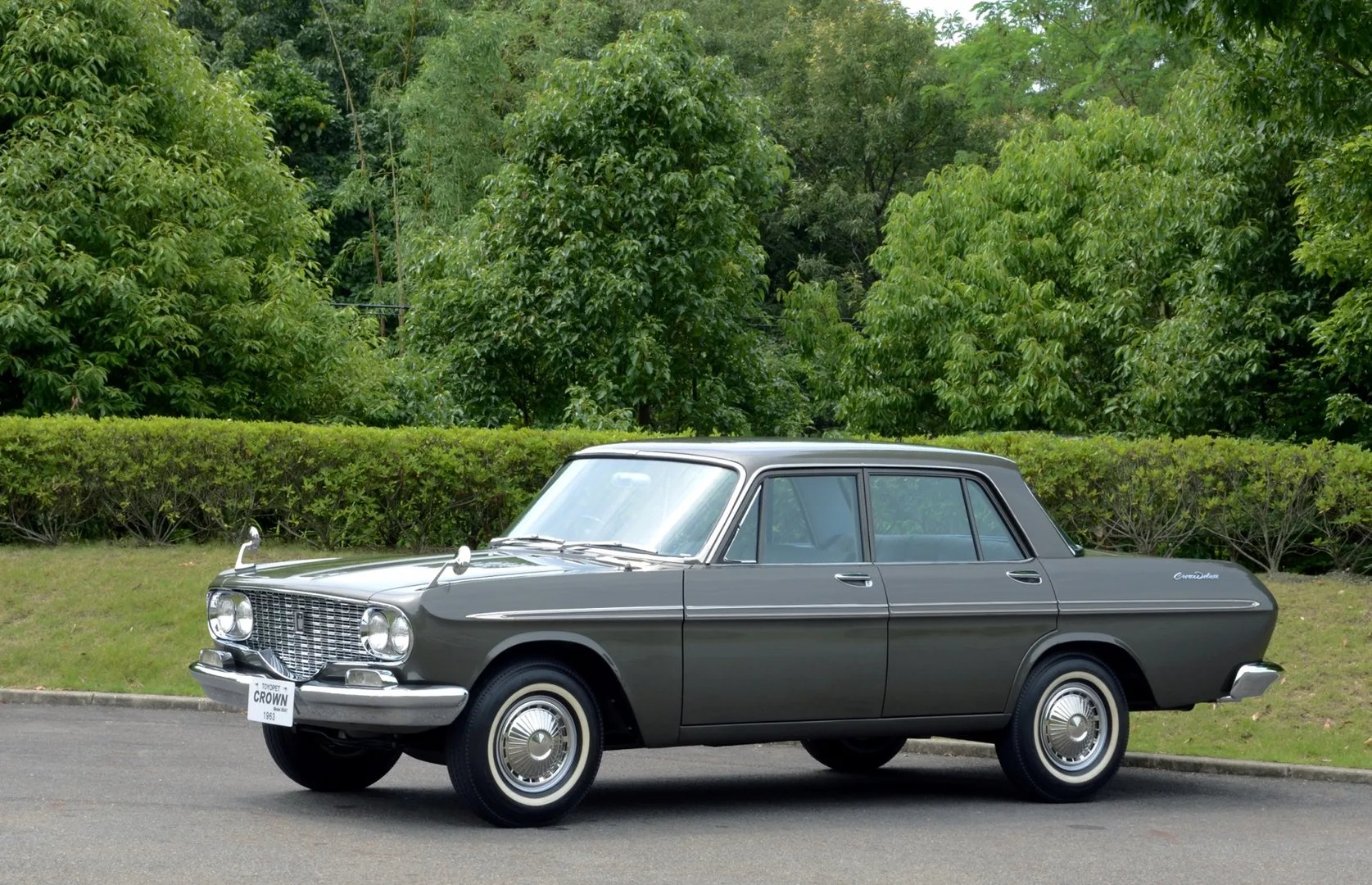 Toyota_Crown_2_generation__Sedan__2.jpg