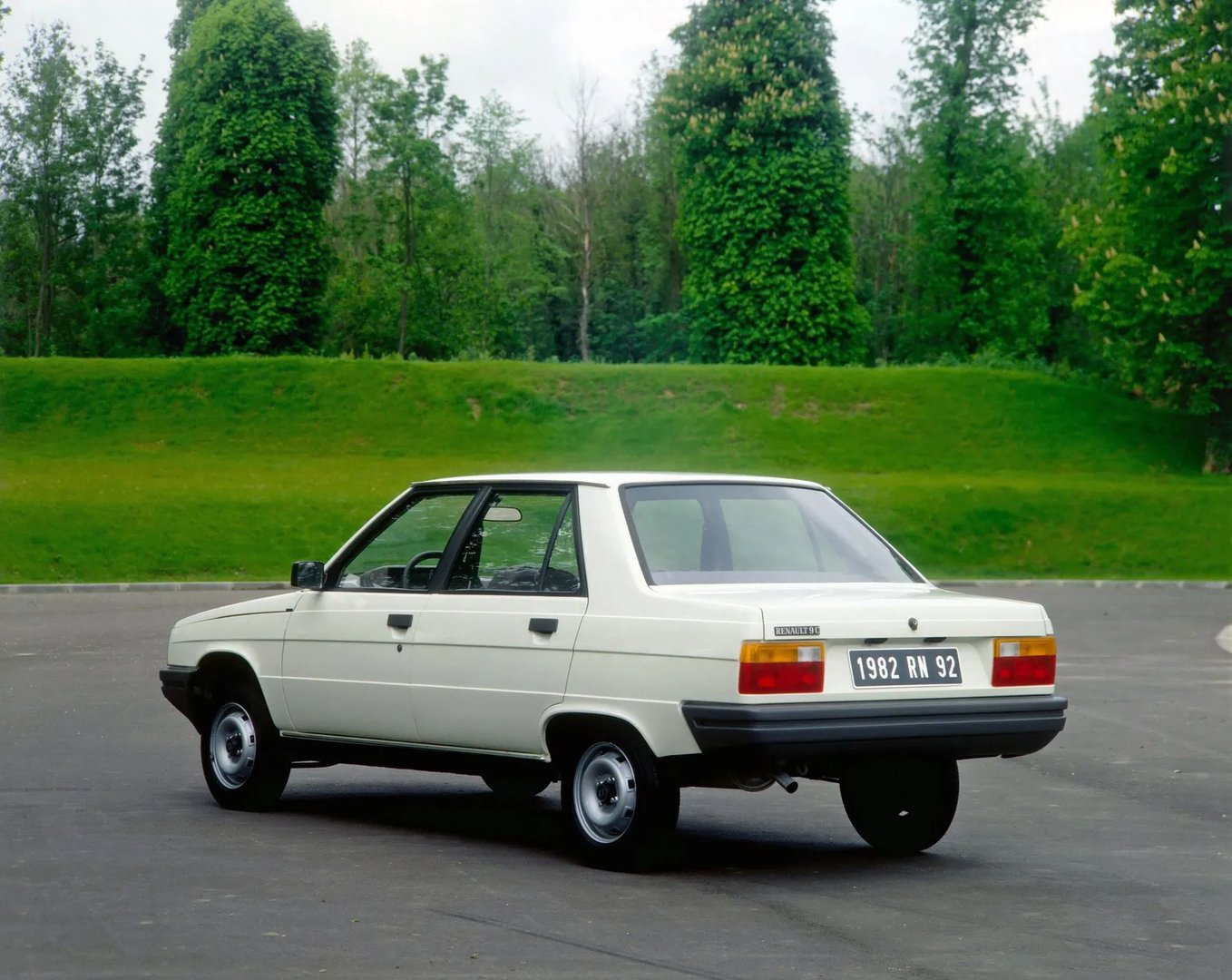 Renault_9_1_generation__Sedan__5.jpg