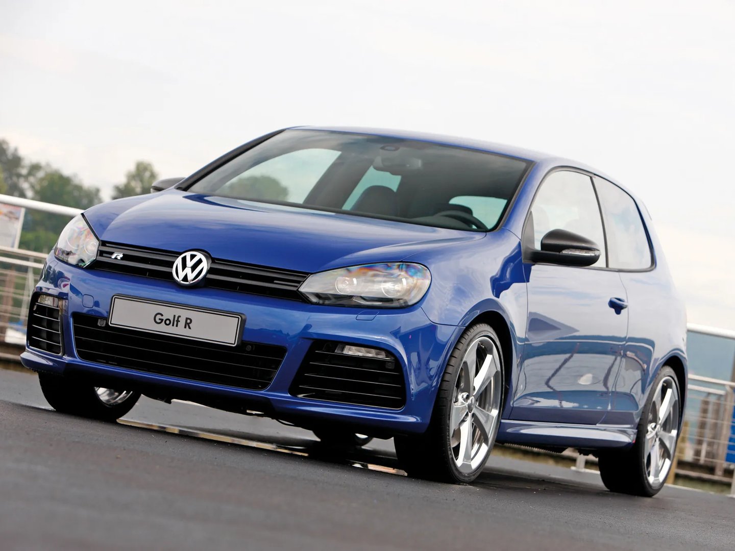 Volkswagen_Golf_R_6_generation__Hatchback_3-door__2.jpg