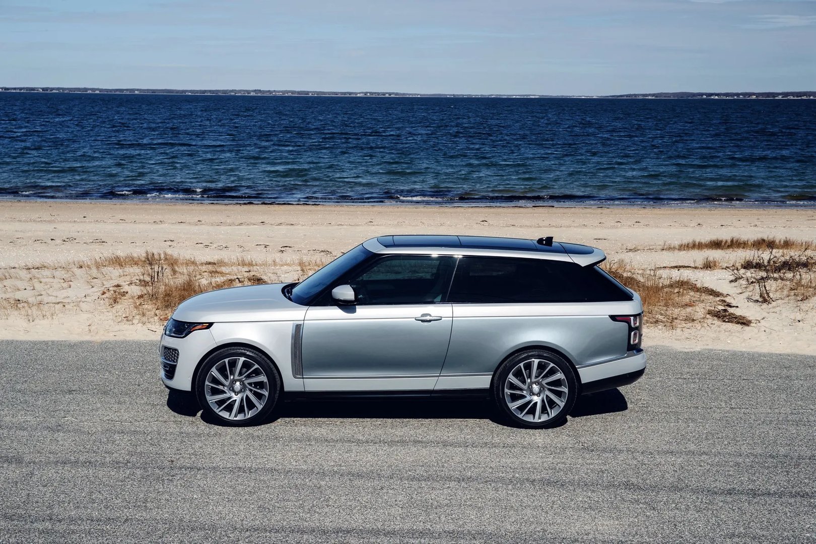 Land Rover_Range_Rover_4_generation_restyling__SUV_3-doors__1.jpg