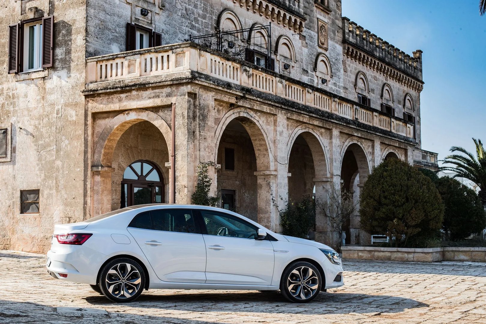 Renault_Megane_4_generation__Sedan__8.jpg