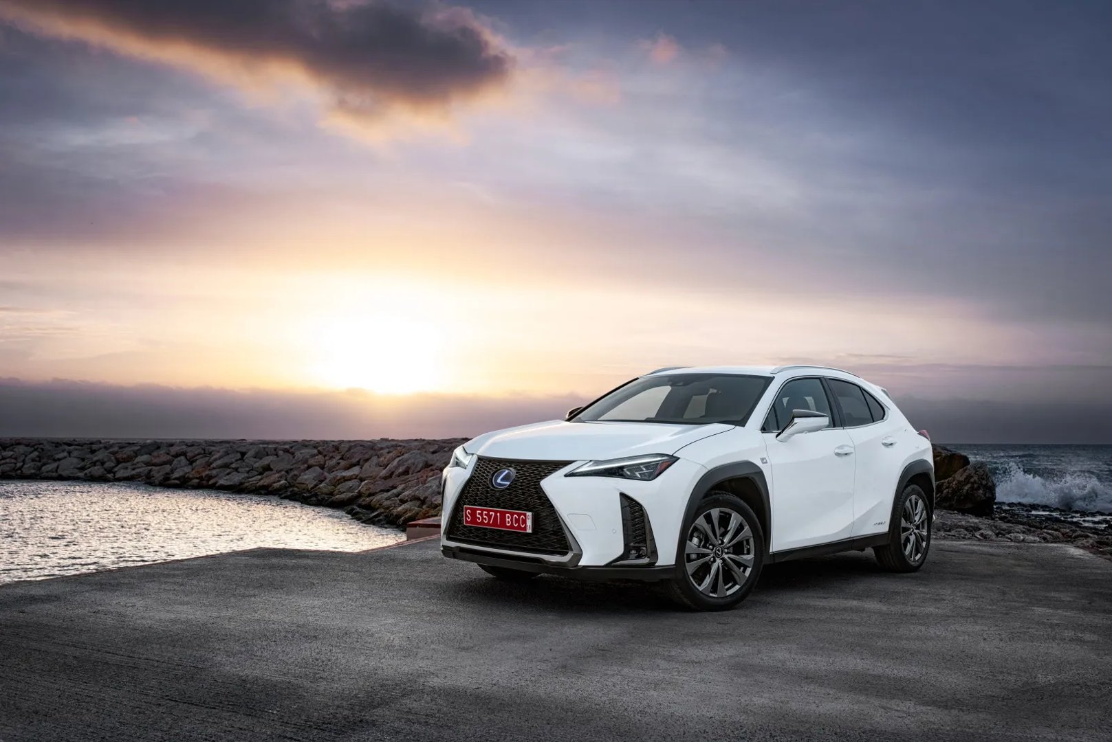Lexus_UX_1_generation__SUV_5-doors__2.jpg