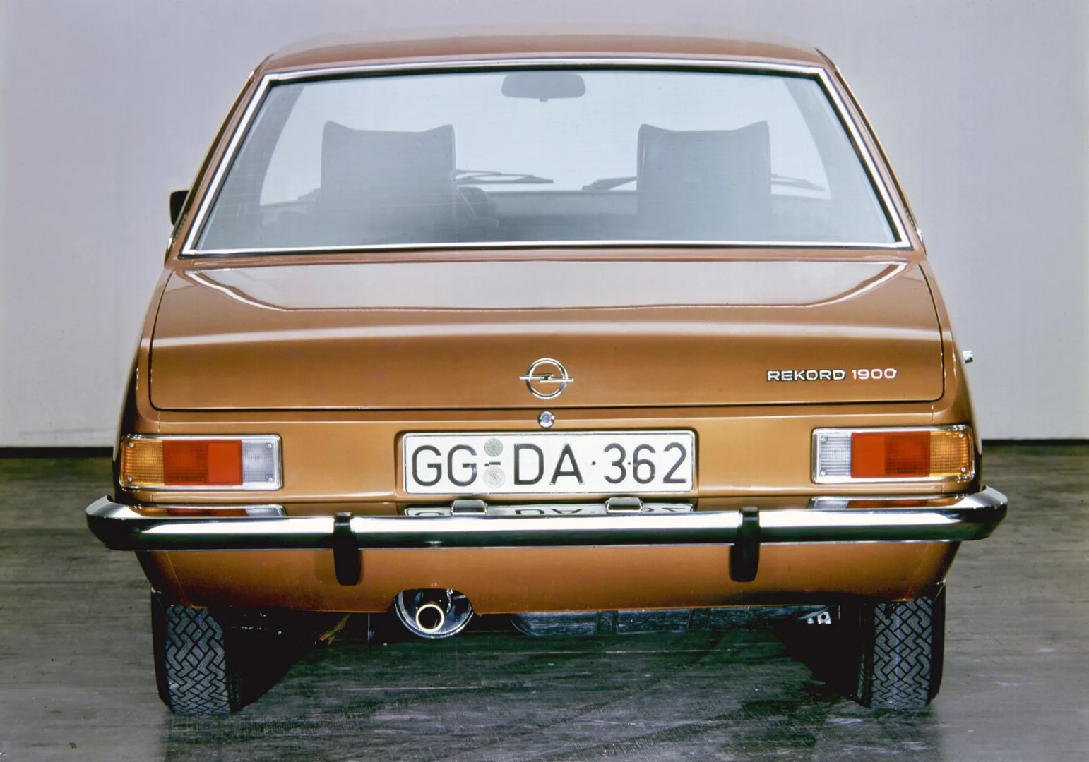 Opel_Rekord_4_generation__Sedan__3.jpg