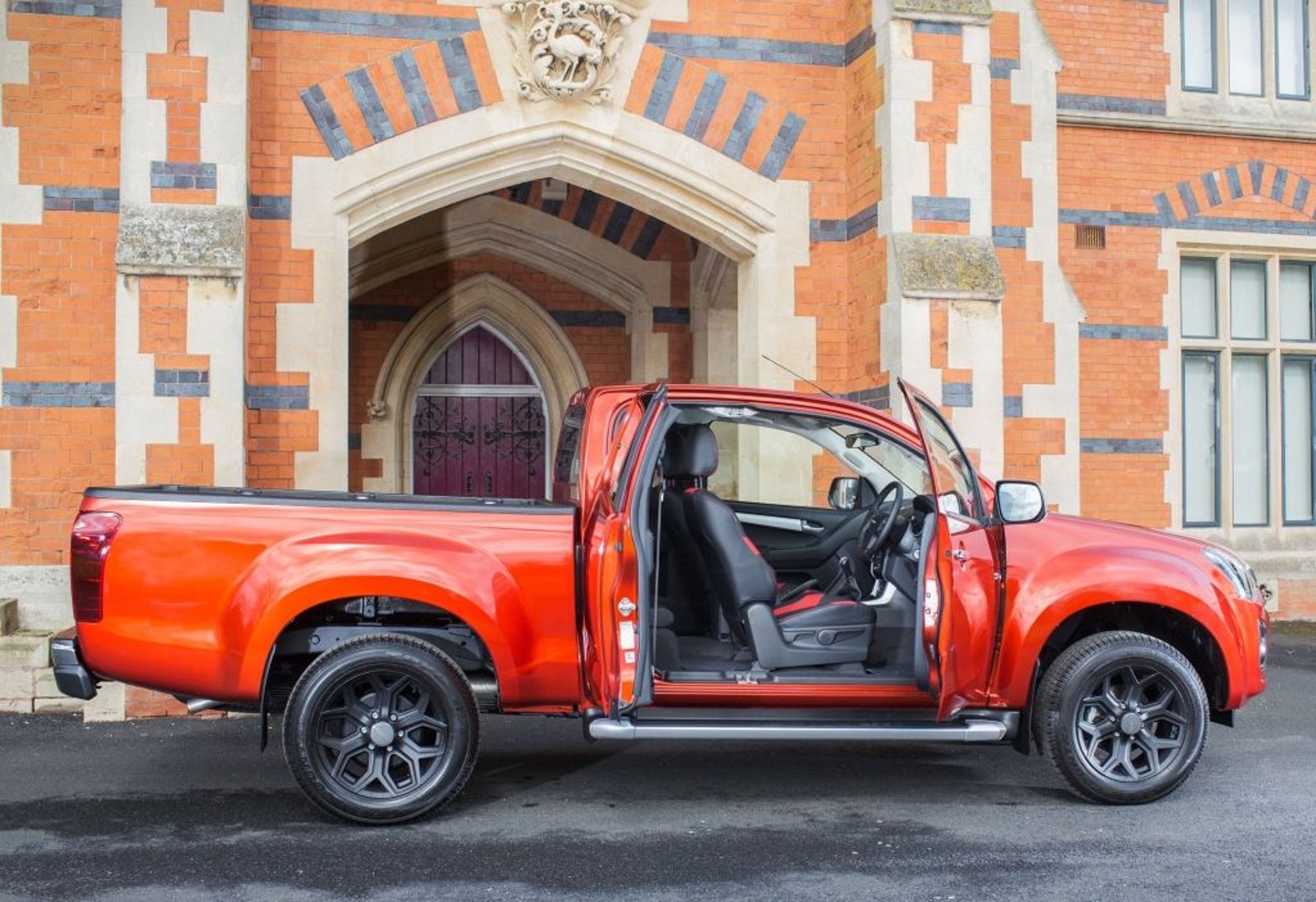 isuzu_D-Max_2_generation_restyling__Pickup_1.5-cab__2.jpg