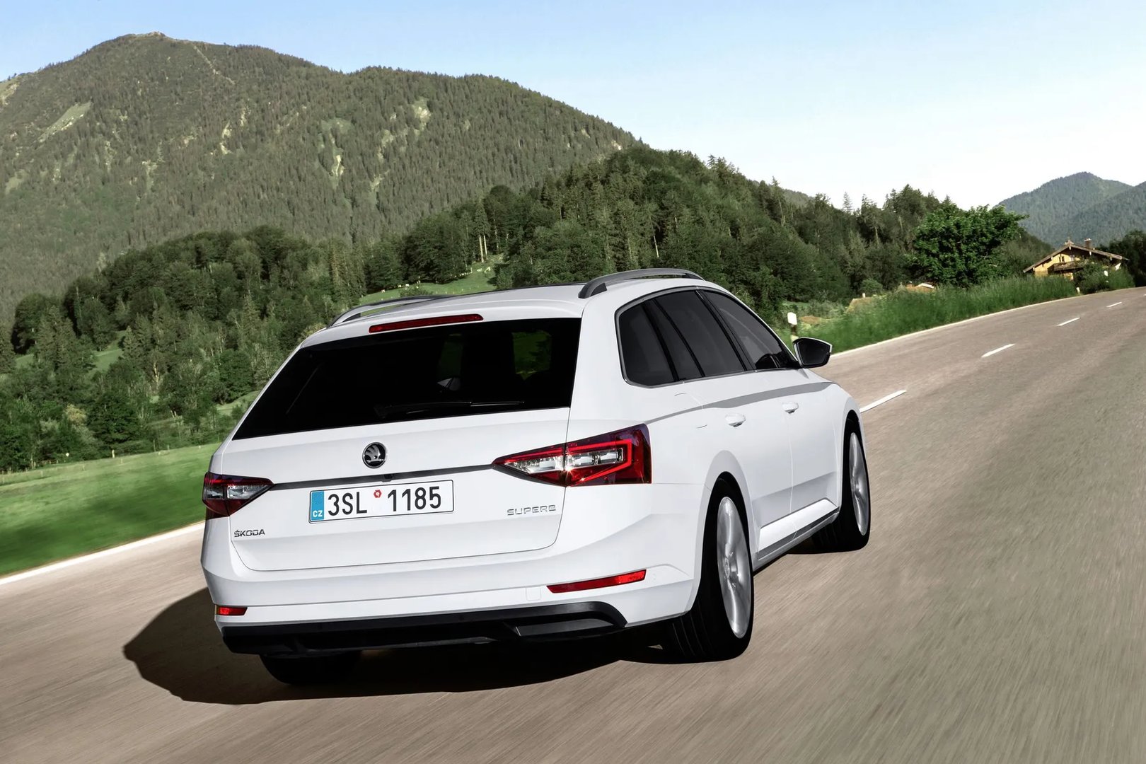 Skoda_Superb_3_generation__Estate_5-door__7.jpg