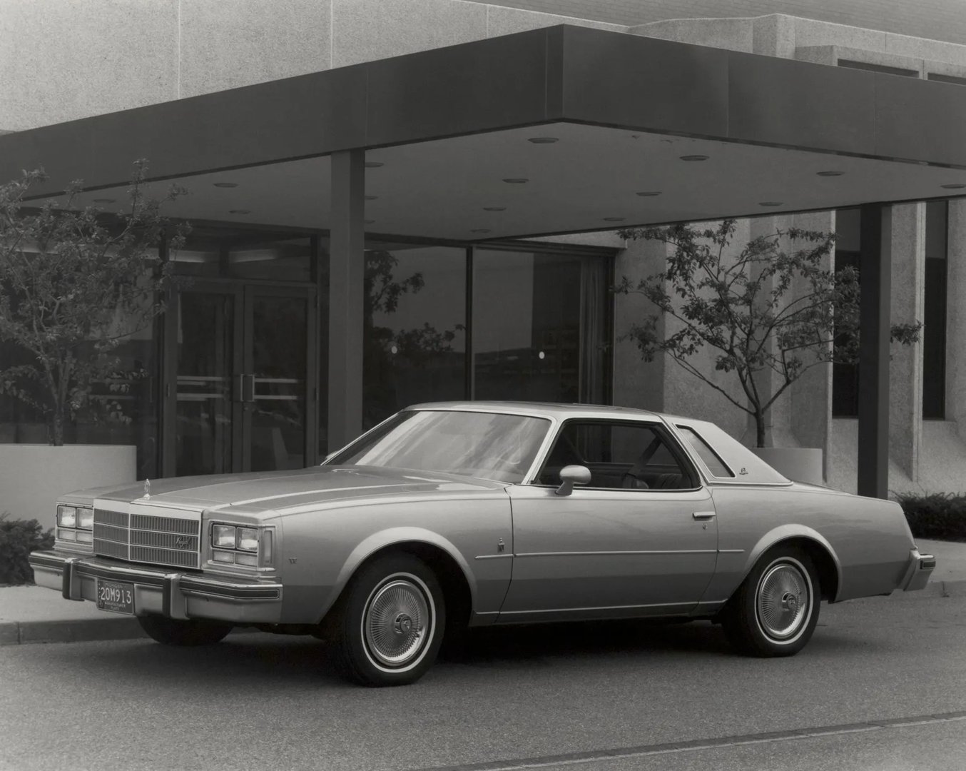 Buick_Regal_1_generation__Coupe__1.jpg