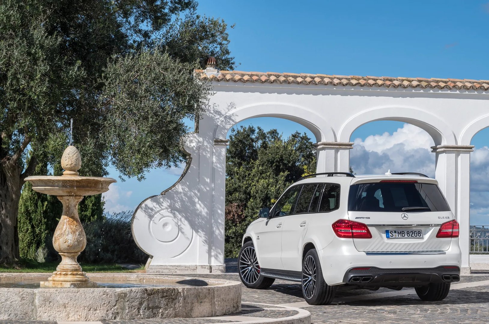 Mercedes_GLS_AMG_1_generation__SUV_5-doors__2.jpg