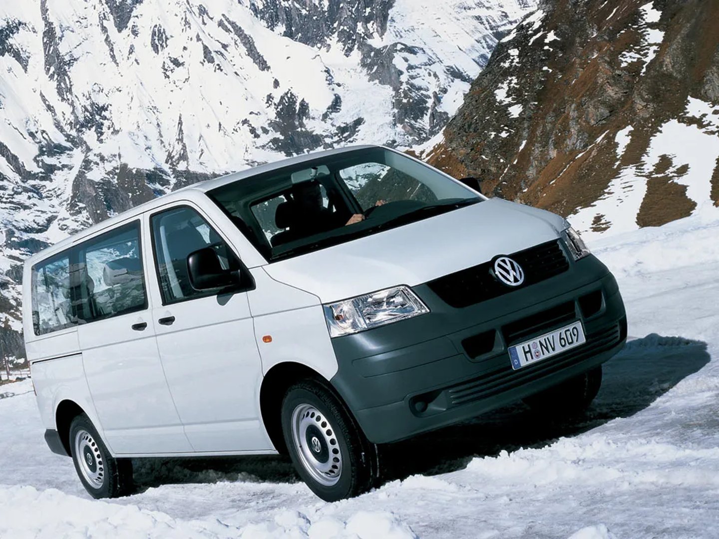 Volkswagen_Transporter_5_generation__Minivan__1.jpg