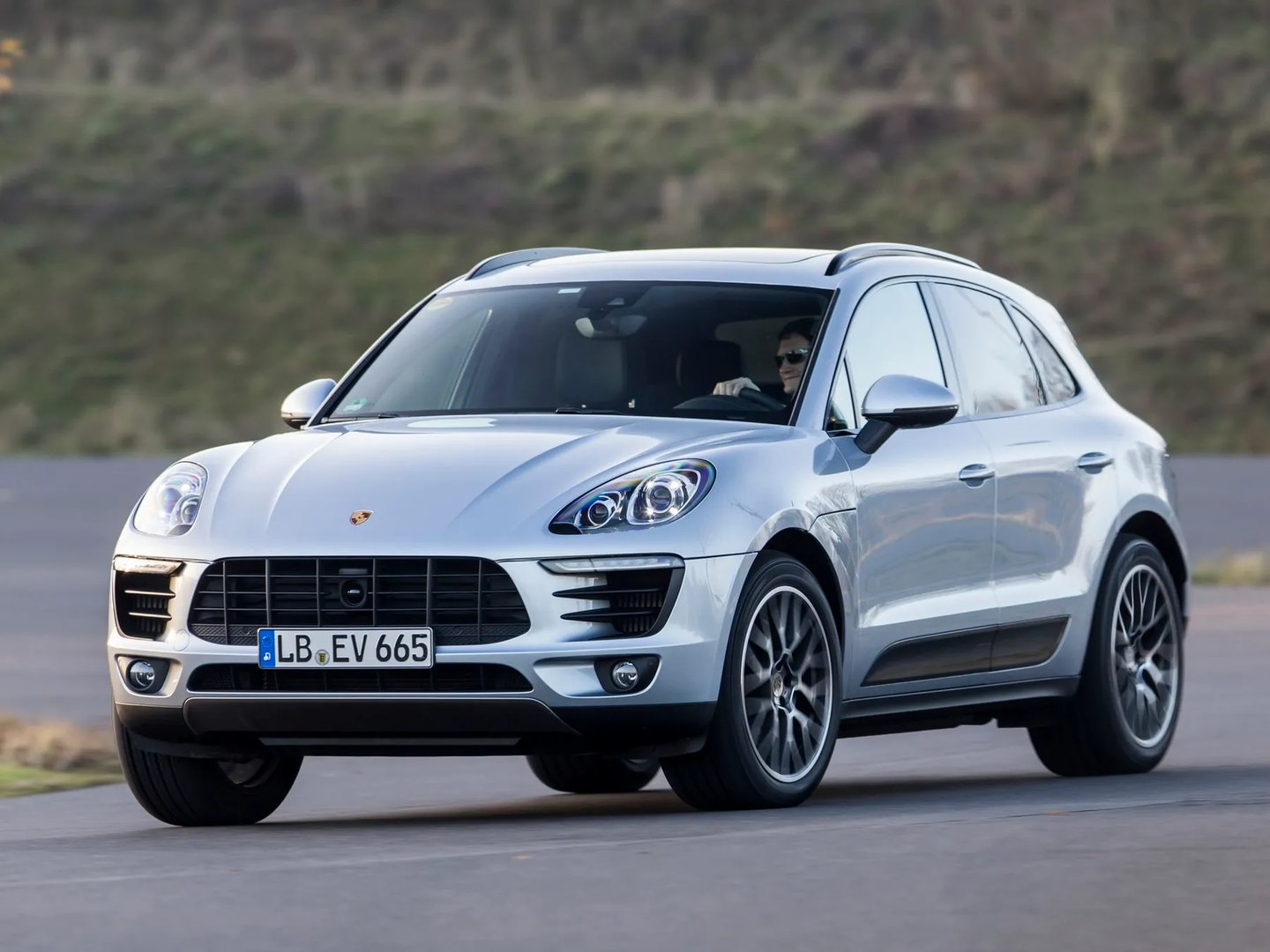 porsche_Macan_1_generation__SUV_5-doors__1.jpg