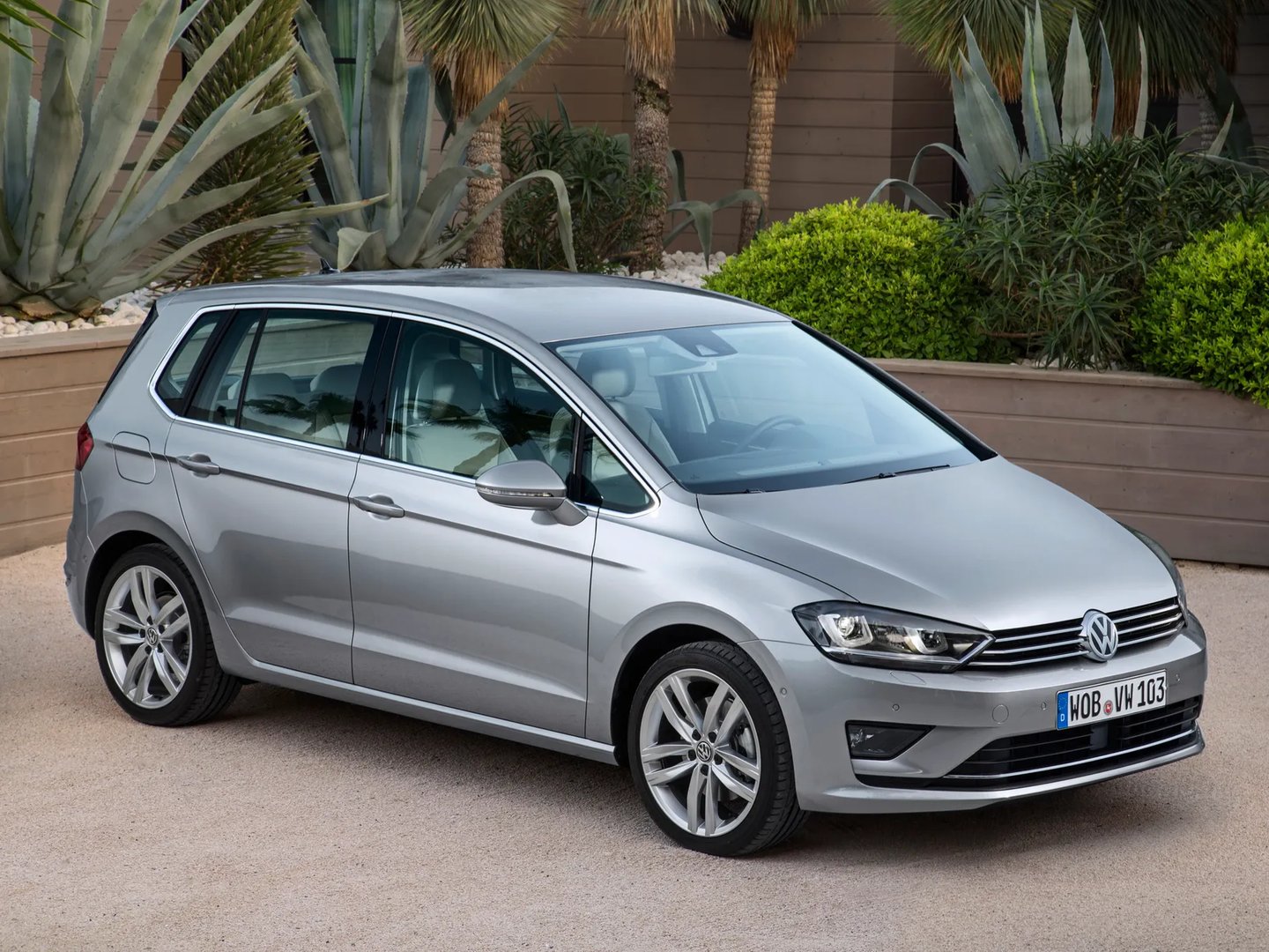 Volkswagen_Golf_Sportsvan_1_generation__Compact_Van__12.jpg