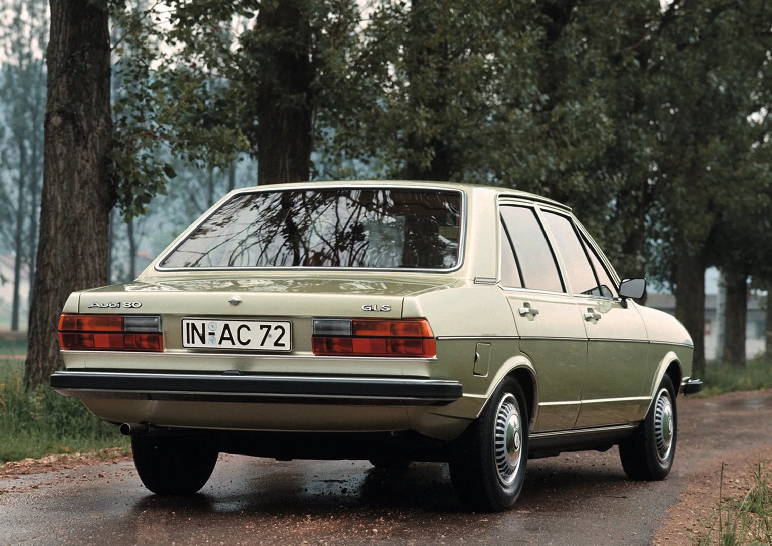 Audi_80_1_generation_restyling_1__Sedan__2.jpg