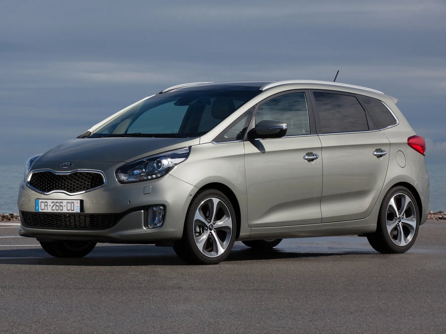 Kia_Carens_3_generation__Compact_Van__7.jpg