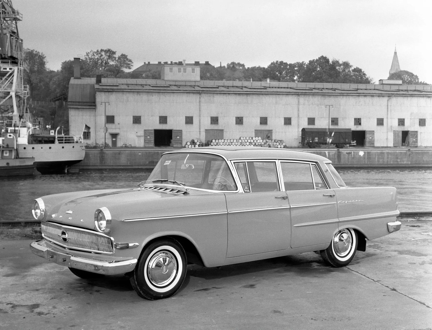 Opel_Kapitan_4_generation__Sedan__12.jpg