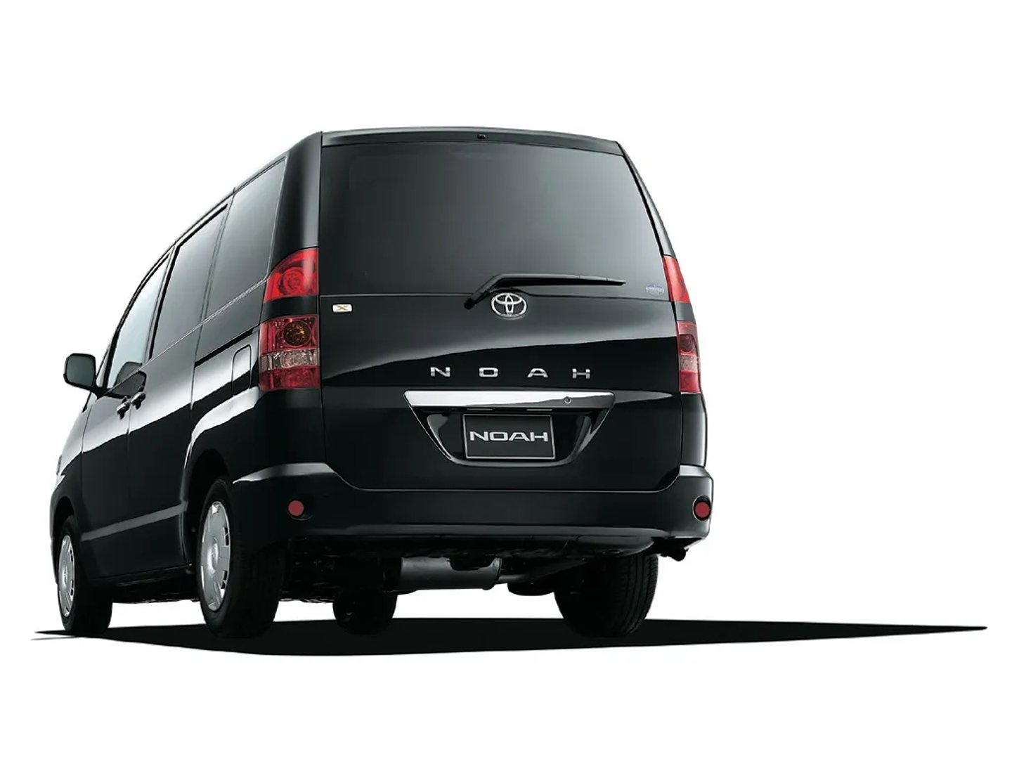 Toyota_Noah_1_generation__Minivan__1.jpg