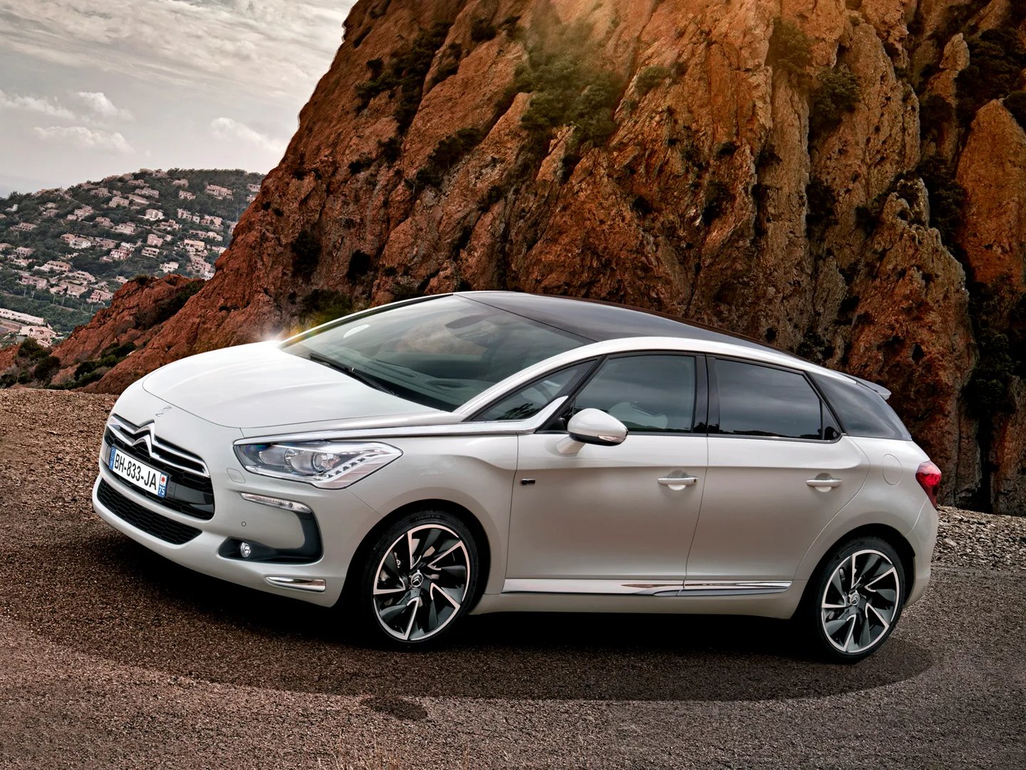 Citroen_DS5_1_generation__Hatchback_5-door__5.jpg