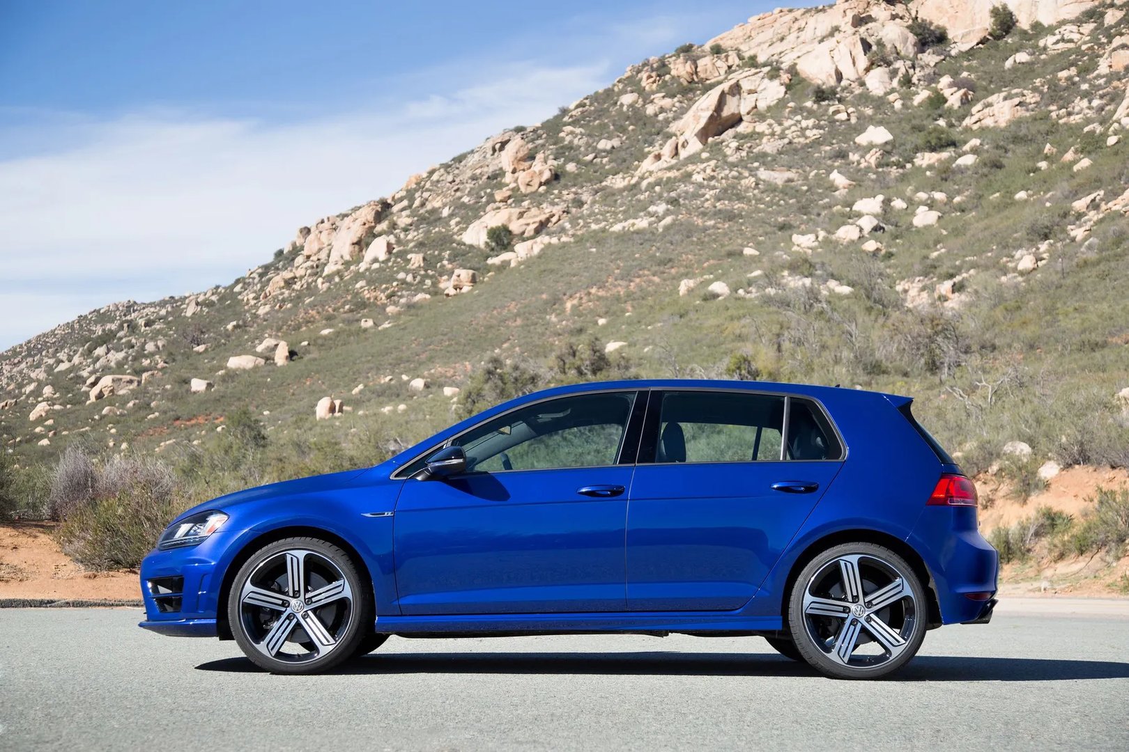 Volkswagen_Golf_R_7_generation__Hatchback_5-door__5.jpg