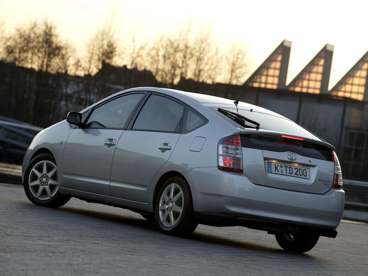 Toyota_Prius_2_generation_restyling__Liftback__2.jpg