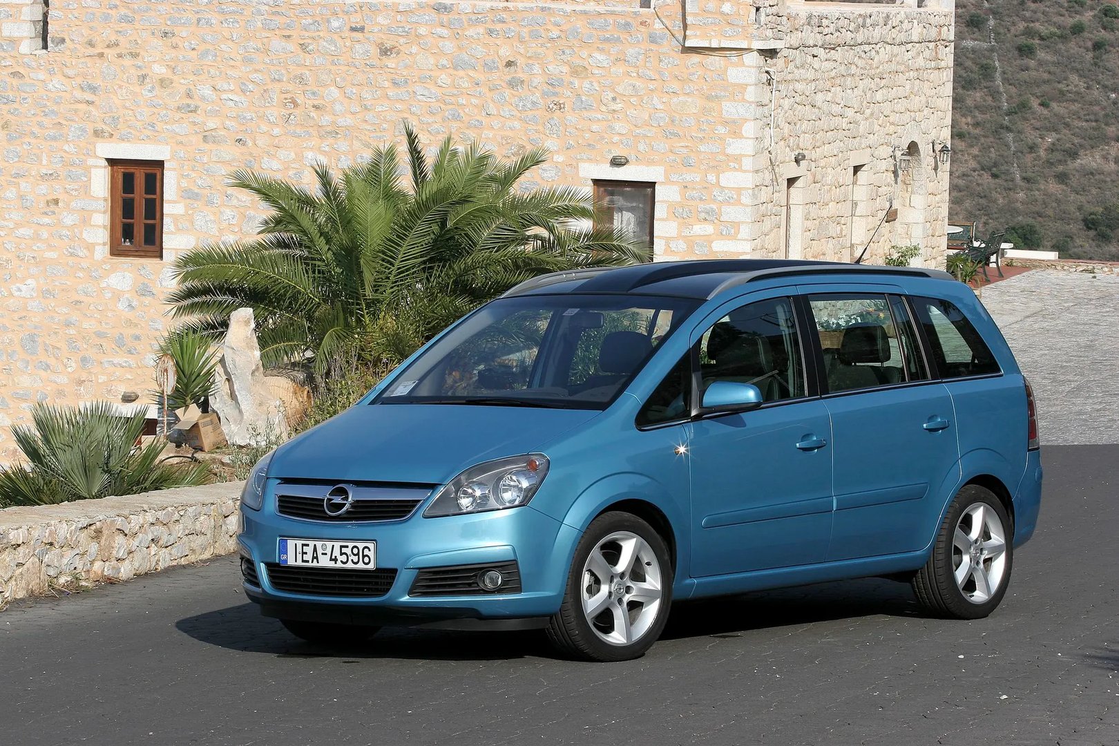 Opel_Zafira_2_generation__Compact_Van__3.jpg