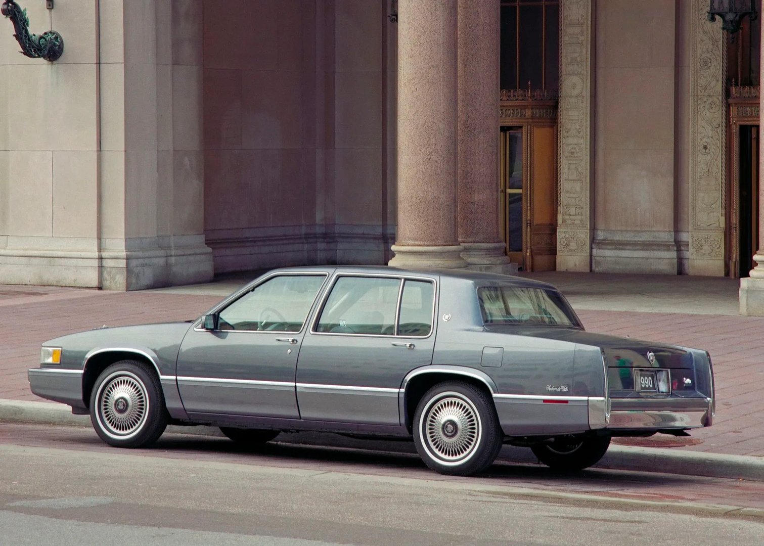 Cadillac_DeVille_6_generation__Sedan__9.jpg