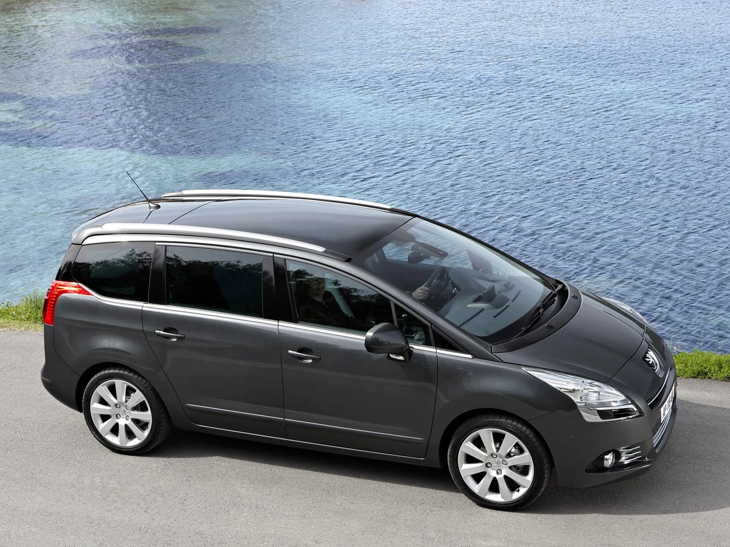 Peugeot_5008_1_generation__Compact_Van__7.jpg