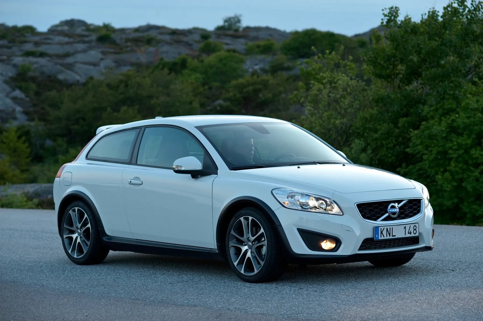 Volvo_C30_1_generation_restyling__Hatchback_3-door__8.jpg