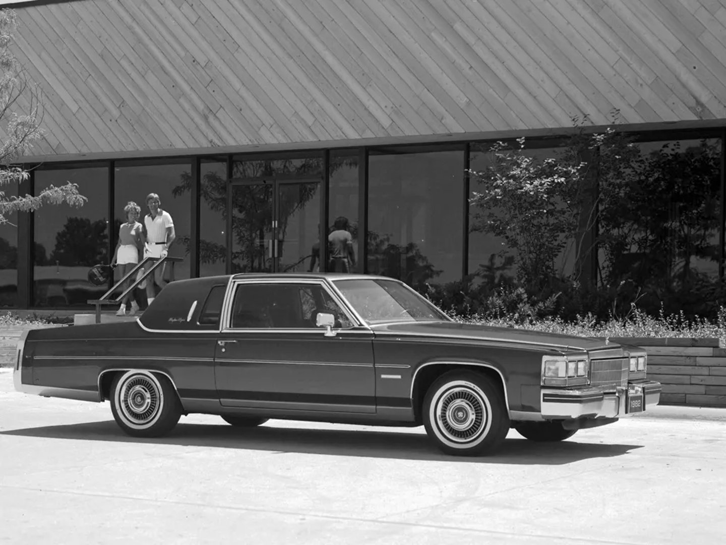 cadillac_Fleetwood_Brougham_1_generation__Coupe__3.jpg