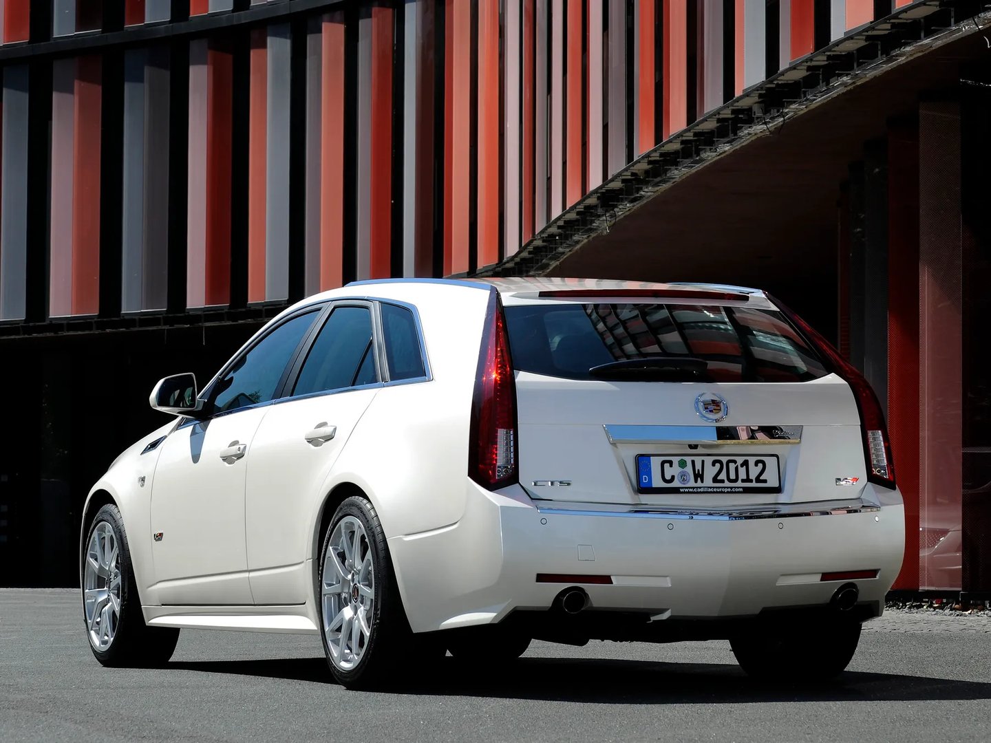 Cadillac_CTS-V_2_generation__Estate_5-door__6.jpg