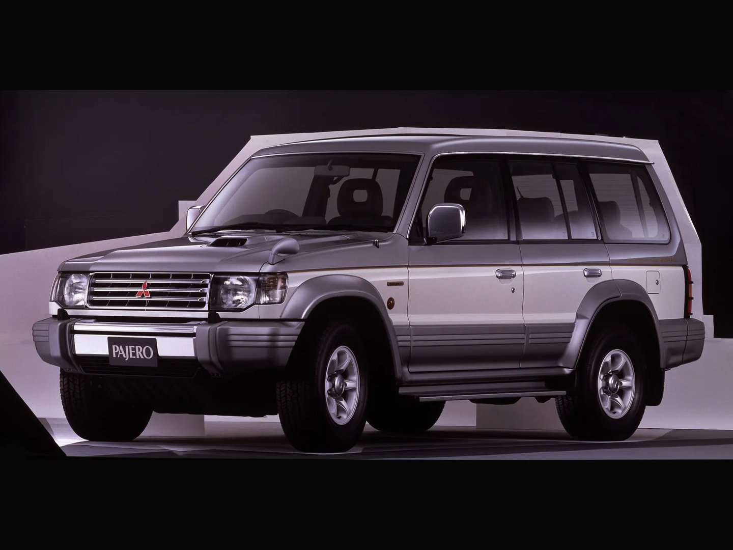 Mitsubishi_Pajero_2_generation__SUV_5-doors__1.jpg
