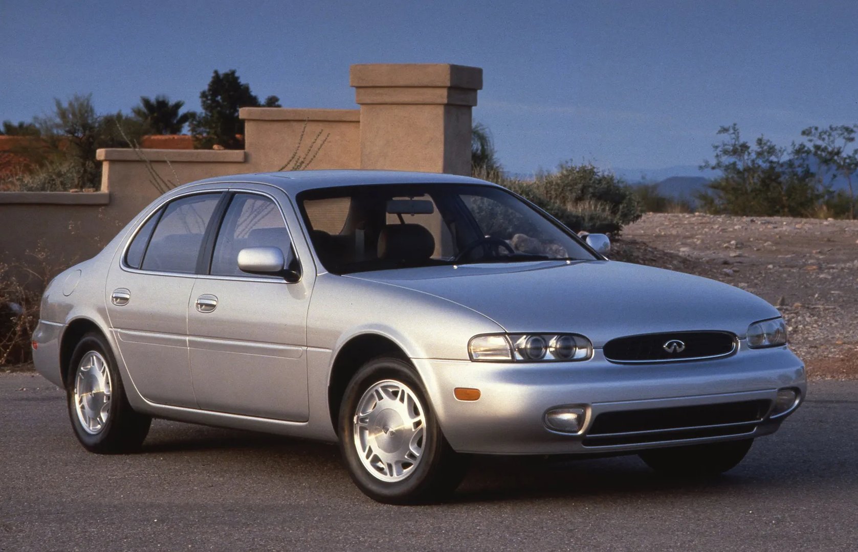 Infiniti_J_1_generation__Sedan__2.jpg