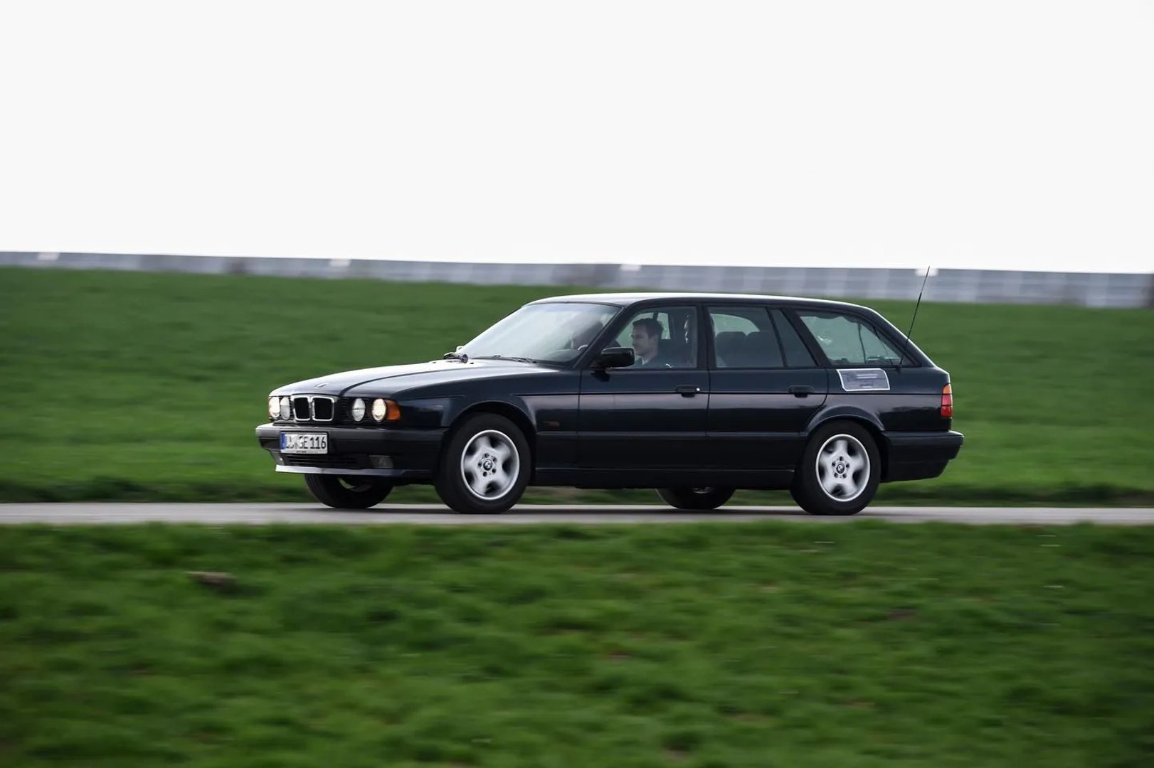 BMW_M5_2_generation__Estate_5-door__2.jpg