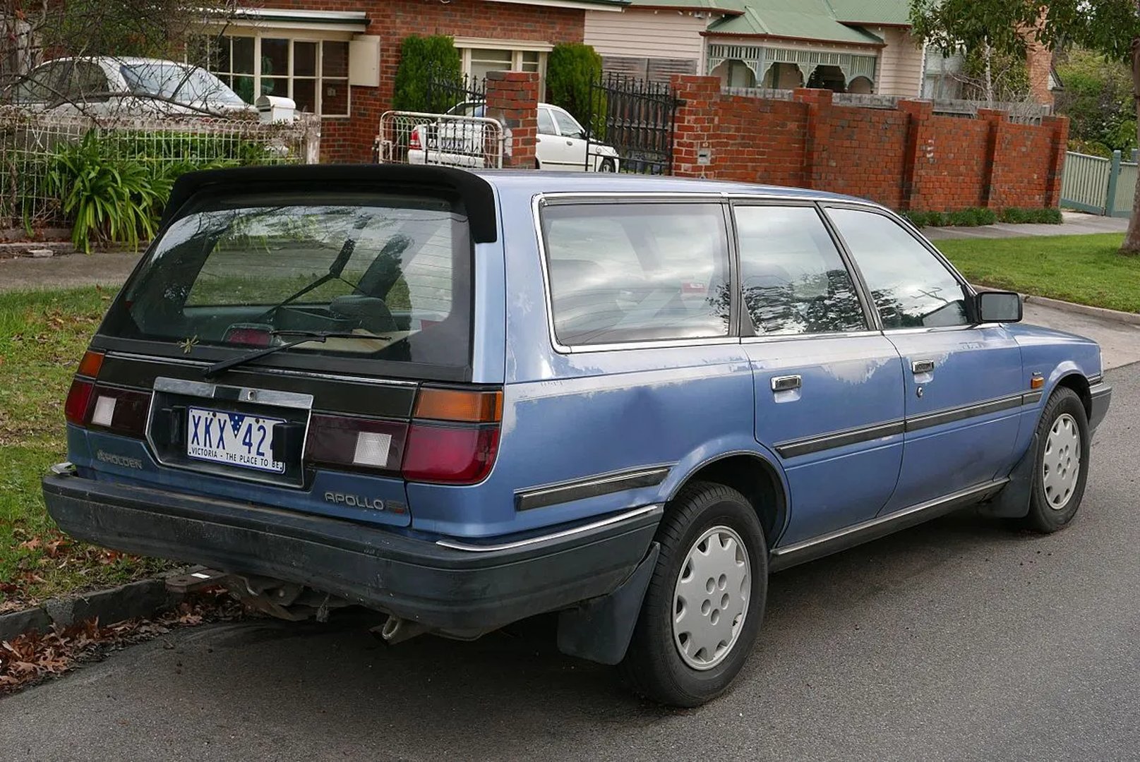 Holden_Apollo_1_generation__Estate_5-door__2.jpg