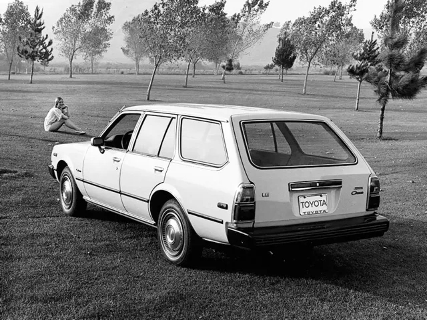 Toyota_Corona_6_generation__Estate_5-door__2.jpg