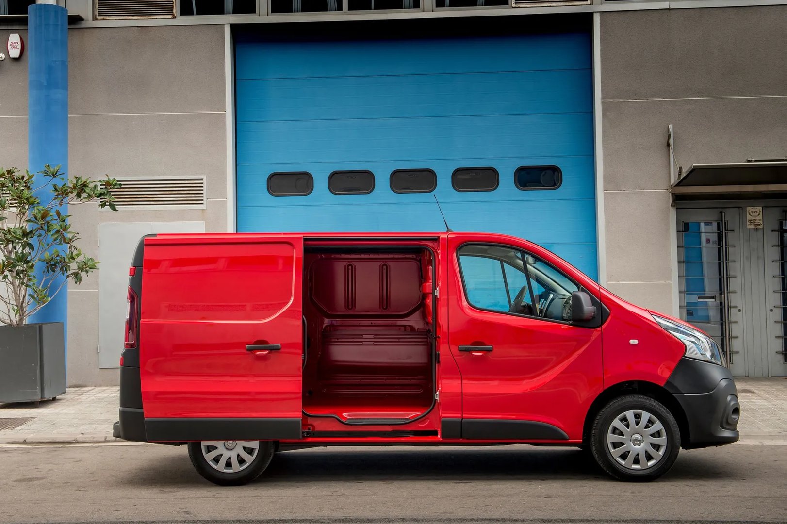 Nissan_NV300_1_generation__Van__9.jpg