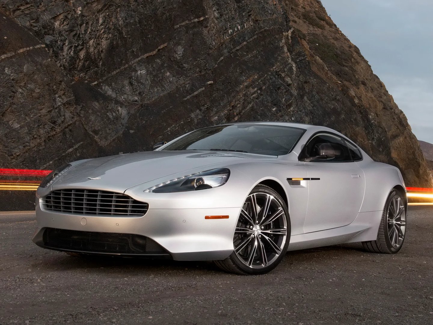 Aston Martin_DB9_1_generation_restyling_2__Coupe__13.jpg
