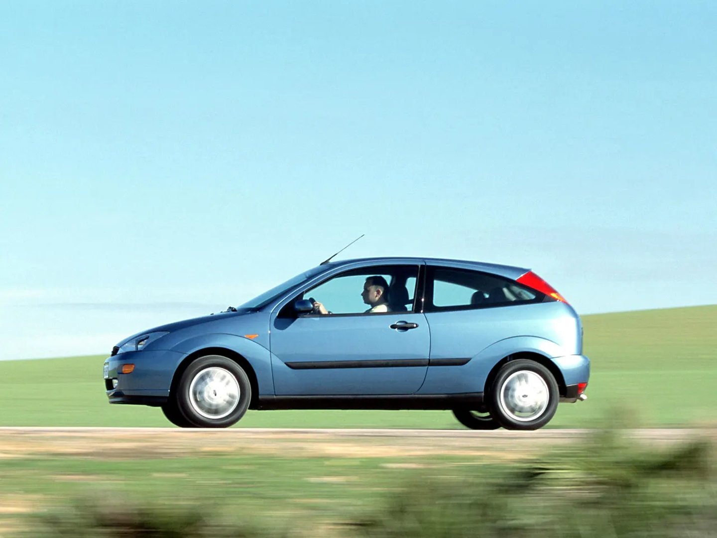 Ford_Focus_1_generation__Hatchback_3-door__11.jpg