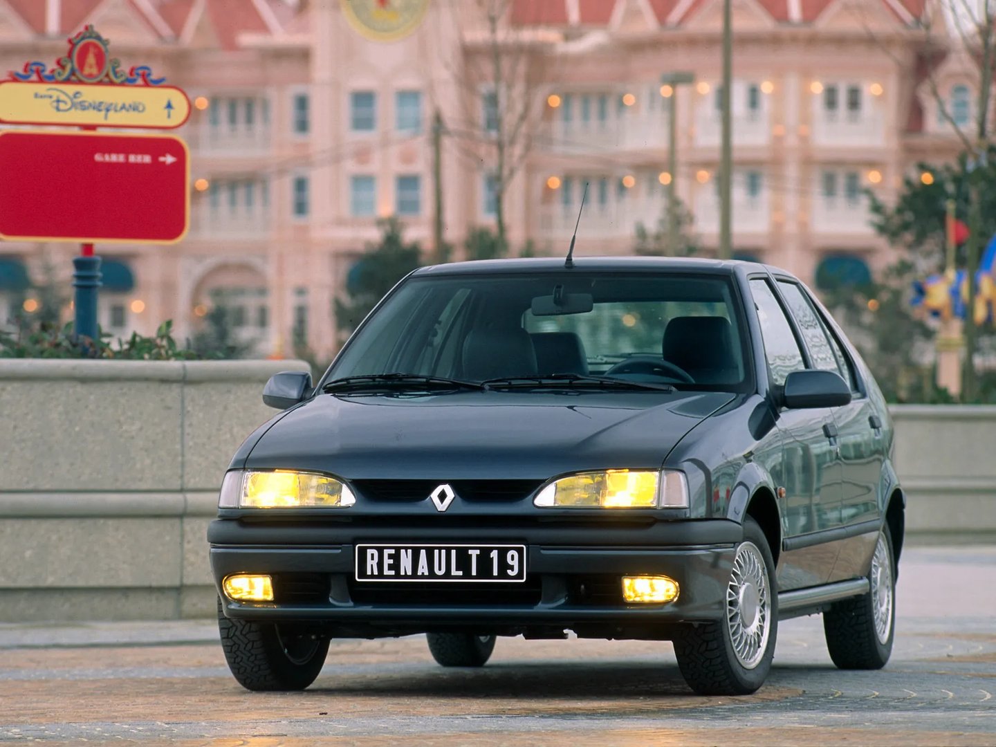 Renault_19_2_generation__Hatchback_5-door__1.jpg