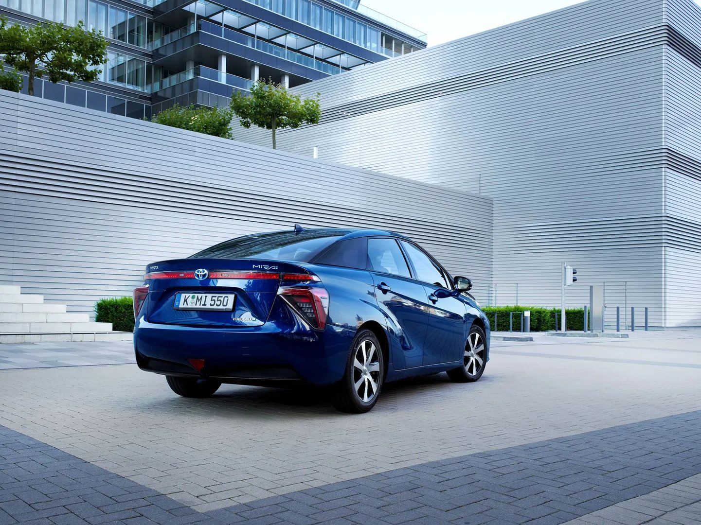 Toyota_Mirai_1_generation__Sedan__9.jpg