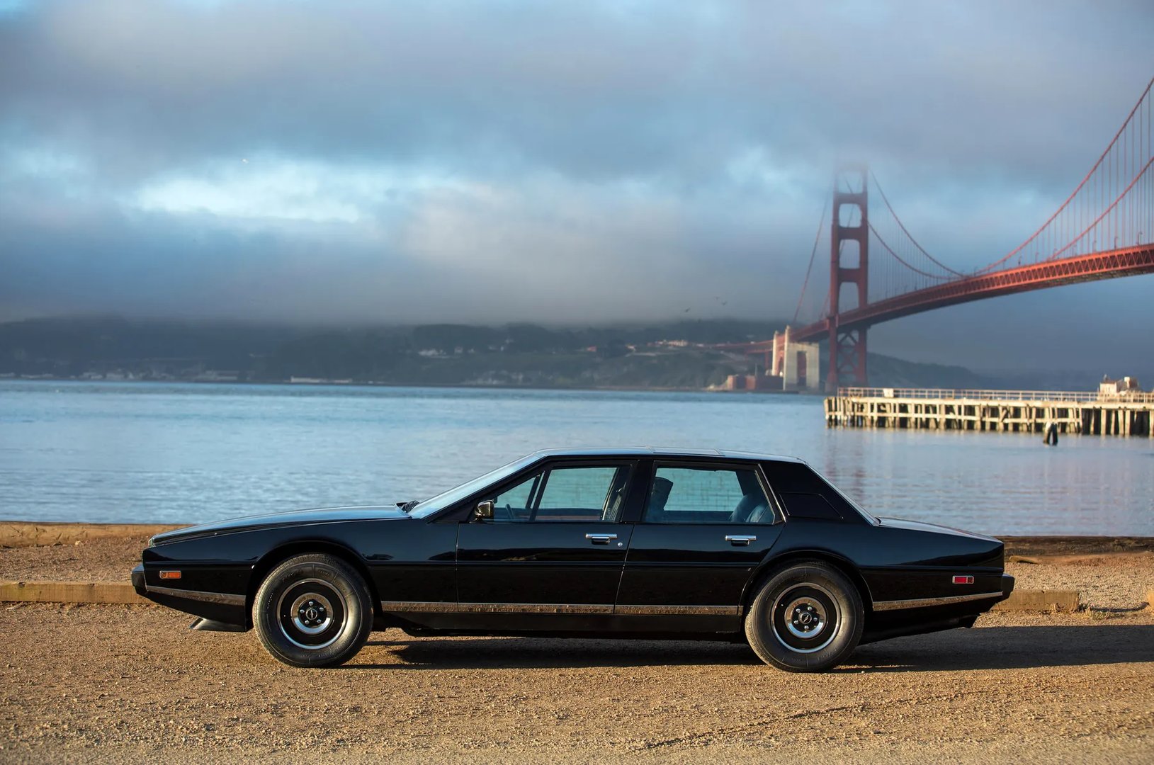 Aston Martin_Lagonda_1_generation__Sedan__8.jpg