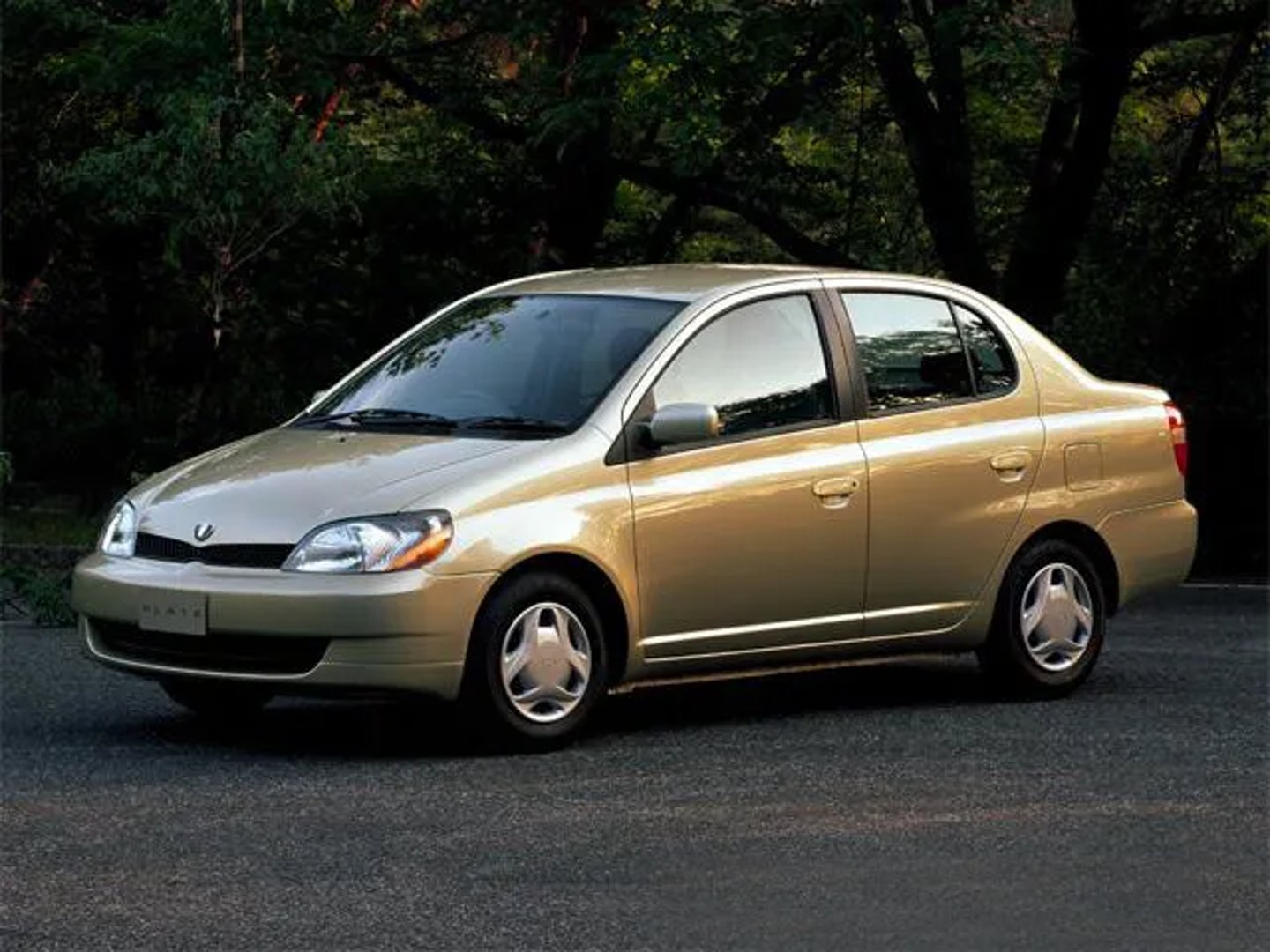 Toyota_Platz_1_generation__Sedan__1.jpg