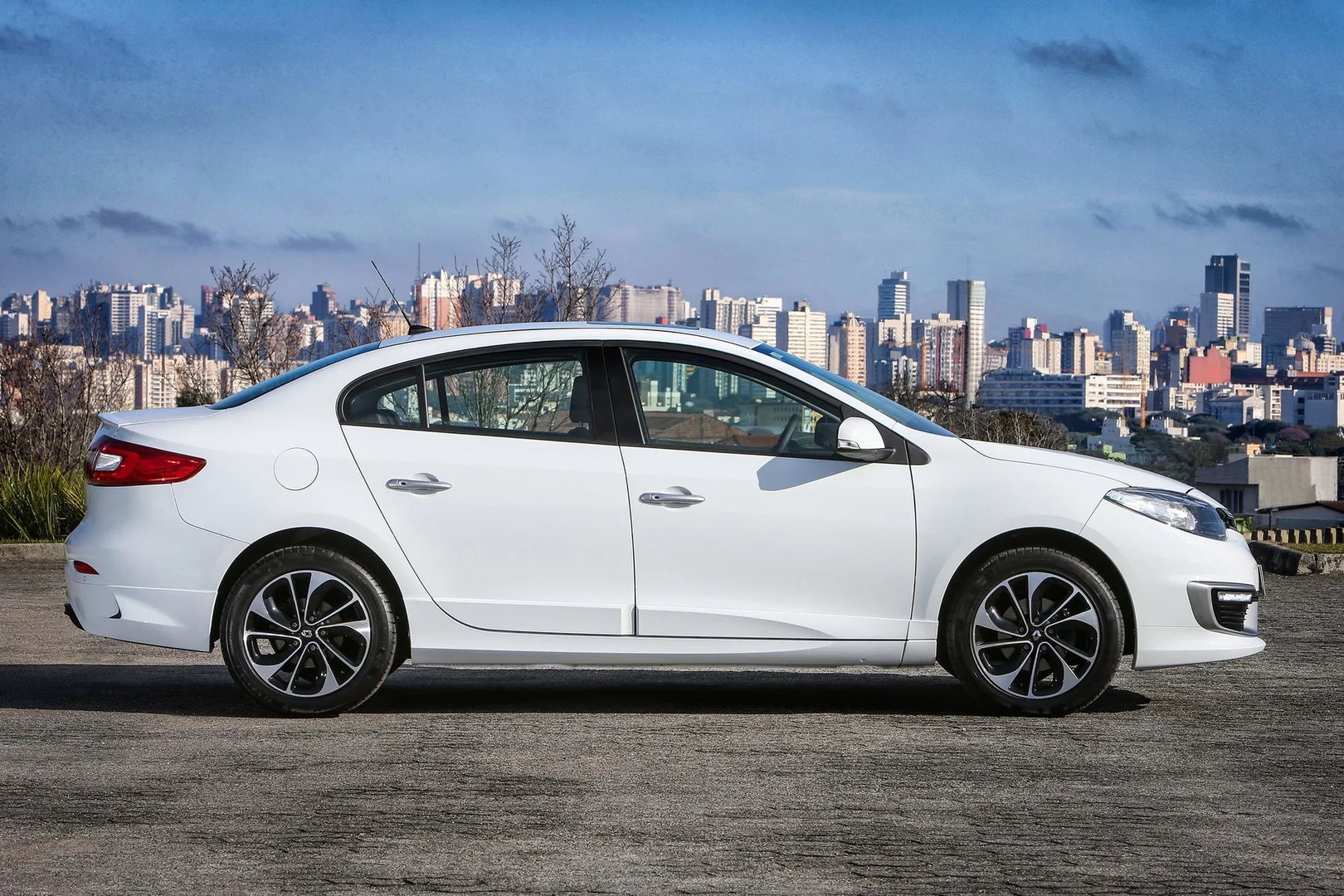 Renault_Fluence_1_generation_restyling__Sedan__10.jpg