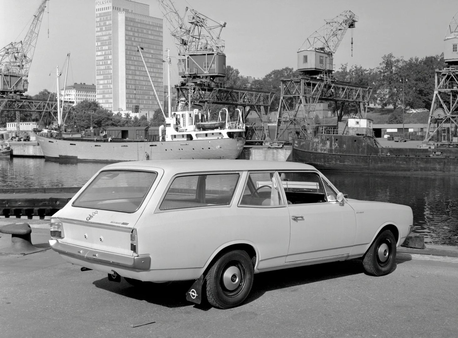 Opel_Rekord_3_generation__Estate_3-door__8.jpg