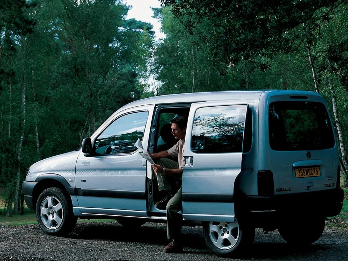 Peugeot_Partner_1_generation__Compact_Van__1.jpg