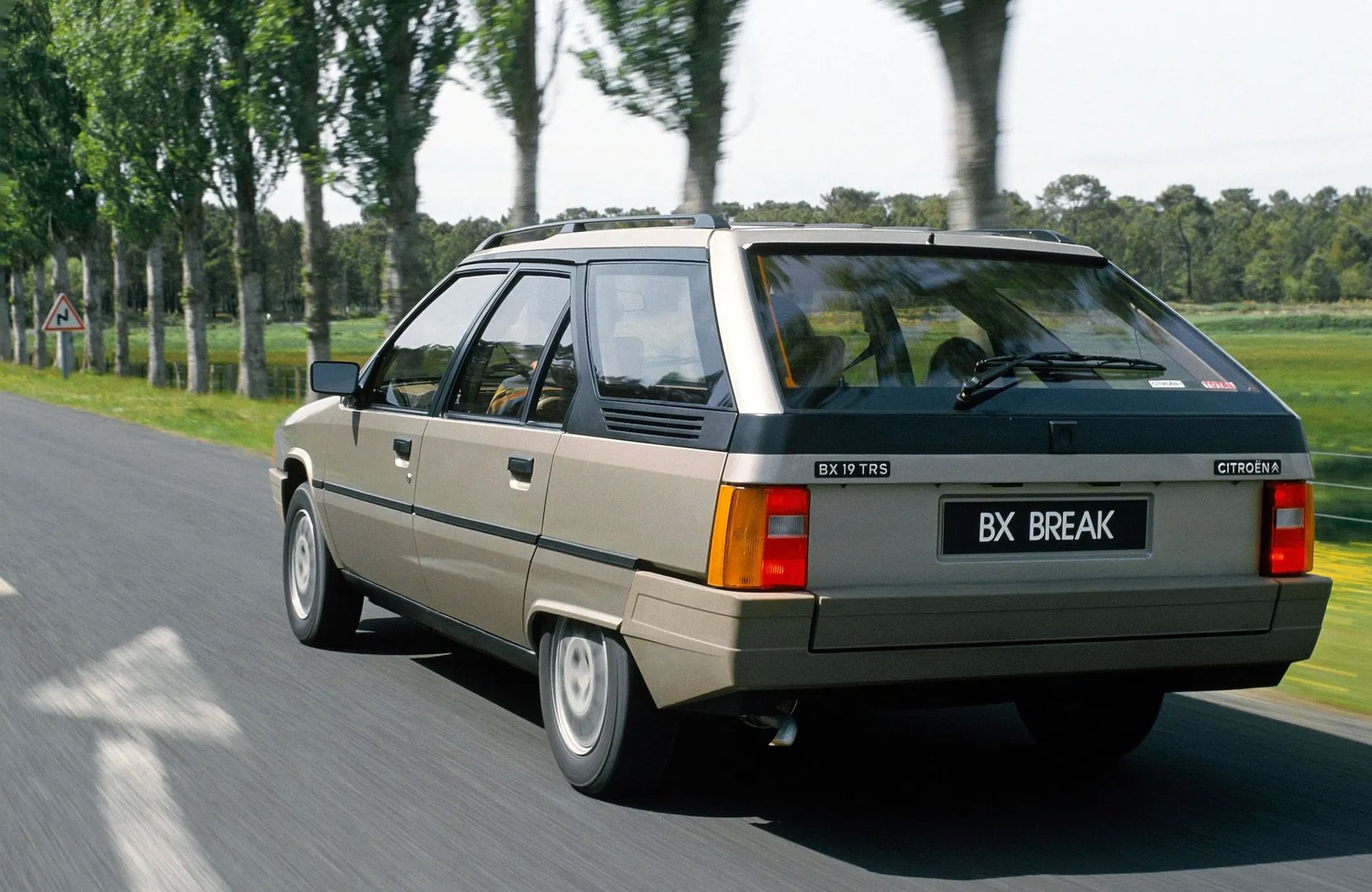 Citroen_BX_1_generation__Estate_5-door__8.jpg