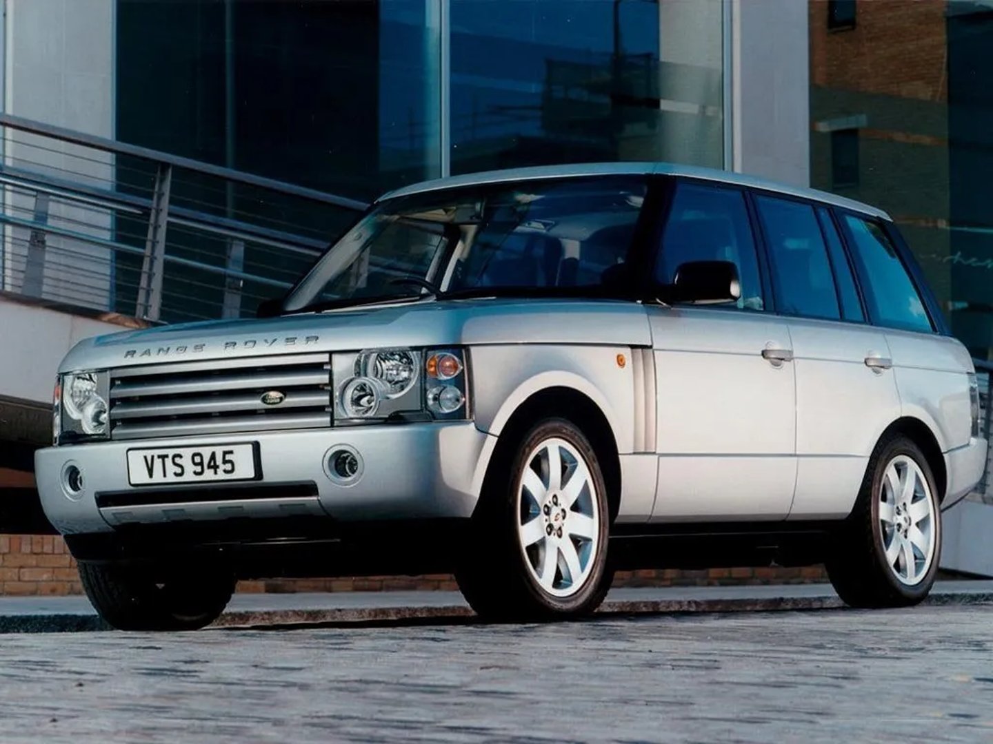 Land Rover_Range_Rover_3_generation__SUV_5-doors__3.jpg