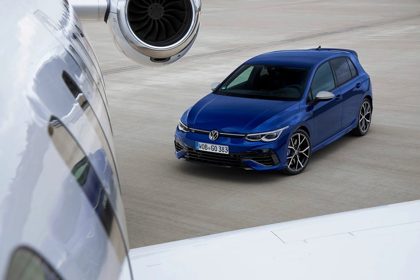 Volkswagen_Golf_R_8_generation__Hatchback_5-door__9.jpg